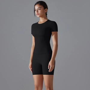 Détail de l'ensemble de yoga noir avec short taille haute et haut de sport à manches courtes
