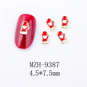 Detailansicht eines rot-weißen Herz-Handschuh-Nagelcharms, Maße 4.5 mal 7.5 mm