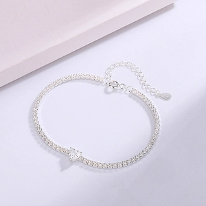 Detailed close-up of S925 sterling silver tennis bracelet with heart-shaped zircon stone