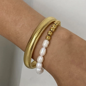 Elegante set di bracciali rigidi in acciaio inossidabile 18k con perle d'acqua dolce