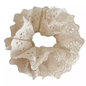 Chouchou élégant en dentelle crème double couche avec broderies et motifs ajourés