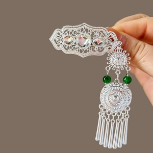 Ethno-Haarnadel in Silber mit grünen Perlen und langen Metallquasten für Damen