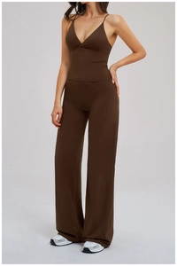 Détail d'un ensemble de yoga marron avec soutien-gorge de sport et pantalon large