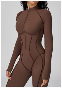 Dettaglio di un body marrone a maniche lunghe con cuciture stile corsetto e mezza zip