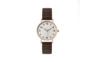 Détail d'une montre à quartz rose doré avec bracelet extensible et cadran à chiffres