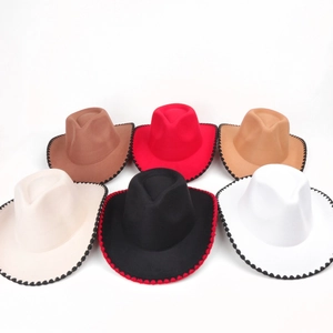 Chapeaux de cow-boy en feutre multicolores avec coutures contrastées sur les bords