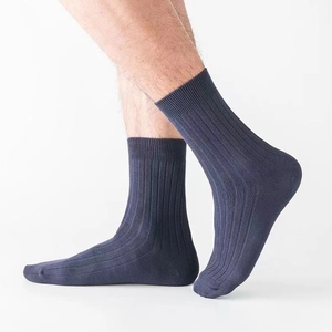 Vue latérale de chaussettes mi-mollet bleu marine pour hommes avec motifs à rayures