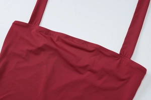 Gros plan détaillé sur les coutures et la texture du tissu du crop top rouge