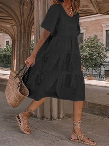 Robe longue noire à manches courtes et volants avec col en U pour un style d'été décontracté
