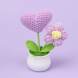 Plante en pot tricotée à la main avec cœur violet, fleur et pot en céramique blanche déco
