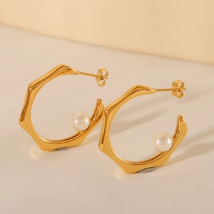 18K gold-plated stainless steel C-shaped geometric earrings with white pearl detail