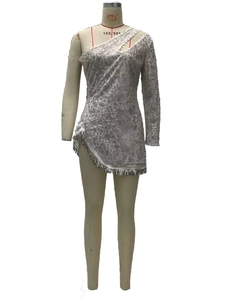 Détails d'une robe argentée à paillettes avec épaule dénudée et ourlet à franges