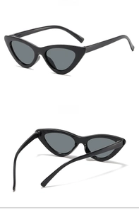 Vues détaillées de face et de côté de lunettes de soleil œil-de-chat noires rétro