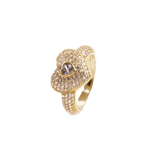Bague cœur dorée étincelante avec zircons blancs sur fond blanc sous un angle de 45 degrés