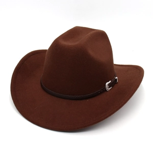 Dettaglio cappello cowboy in feltro marrone con fascia in pelle e fibbia argento
