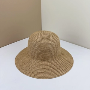 Cappello a secchiello in paglia intrecciata kaki con trama a spirale per il sole