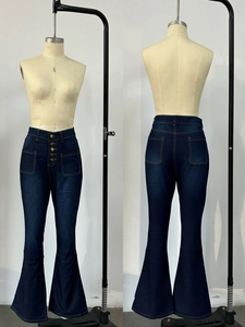 Détail du jean évasé à taille haute avec braguette à cinq boutons et poches carrées