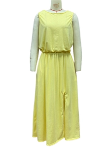 Detail van de felgele mouwloze maxi-jurk met zijsplit en elastische tailleband in de jurk
