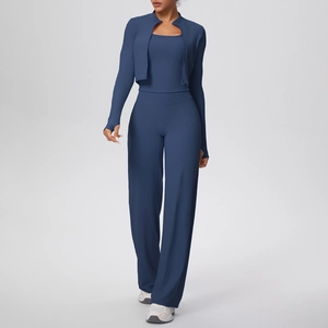 Détail de la veste de sport zippée avec passe-pouces et texture côtelée bleu acier
