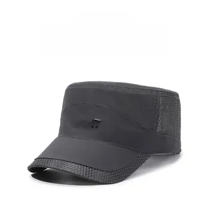 Détail de la broderie SPORT et de la maille respirante sur une casquette militaire grise