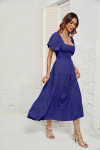 Détail de la robe longue à volants bleu marine avec bustier froncé et manches bouffantes