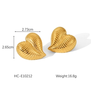 Detailed dimensions of heart-shaped gold earrings with leaf vein texture on a white background