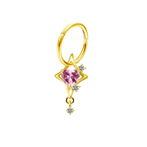 Anello al naso dorato con gemma a cuore rosa e ali di zircone su sfondo bianco
