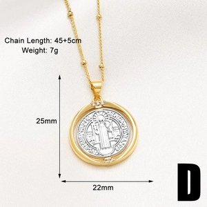 Detalle del collar medalla de San Benito bicolor con una cadena de cuentas finas