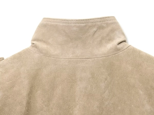 Detailaufnahme der Präzisionsnähte am Kragen einer khakifarbenen Wildlederjacke