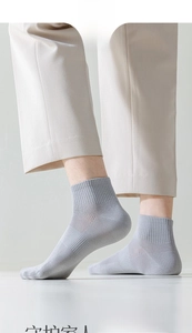 Dettaglio della trama traspirante in mesh su calze corte in cotone grigio chiaro a coste