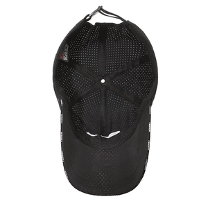 Casquette de baseball en maille noire à séchage rapide montrant la doublure respirante