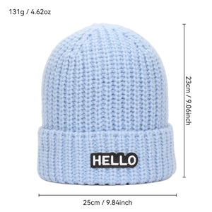 Bonnet en maille bleu clair avec écusson HELLO, dimensions 23x25 cm et poids 131g