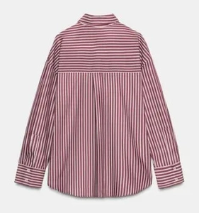 Detail view of the back of a red and white striped poplin shirt with horizontal yoke