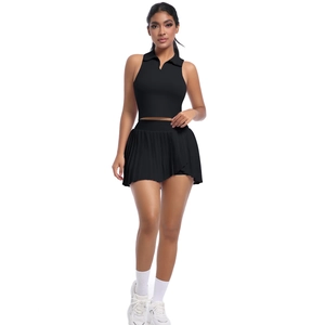 Détail d'un ensemble de sport noir avec débardeur polo et jupe plissée pour le fitness