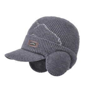 Graue Winter-Strickmütze mit Ohrenklappen, kurzem Schirm und Bergleder-Patch auf Weiß