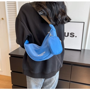 Dettaglio borsa a tracolla in nylon blu con mini pochette e tracolla regolabile
