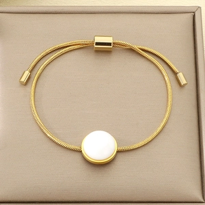 Détail du bracelet chaîne serpent dorée ajustable avec pierre de cabochon blanc poli