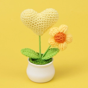 Tournesol et cœur crochetés à la main dans un pot en céramique blanche pour bureau