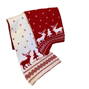 Sciarpa in maglia rossa e bianca con motivi festivi di renne e alberi di Natale