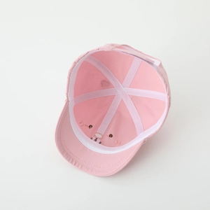 Details der Innenseite einer Baby-Baseballkappe mit verstärktem Band und Stickereinähten