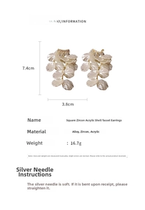 Détail boucles d'oreilles coquillage dimensions 7,4cm sur 3,8cm avec zircone