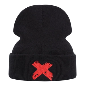 Bonnet en maille noire classique avec un symbole X rouge brodé pour un style urbain