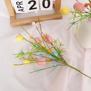 Ramo di uova di Pasqua con uova colorate e bacche per decorazione festiva primaverile