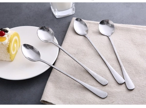 Cucchiai a manico lungo in acciaio lucido per caffè e dessert sul tavolo