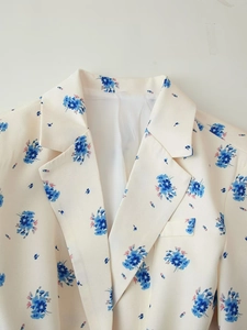 Dettaglio del rever floreale su un blazer da donna casual color crema con stampa