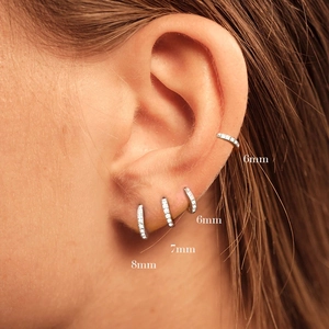 Primo piano di piccoli orecchini a cerchio da 6mm 7mm e 8mm con pavé di zirconi