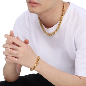Set collana e bracciale in acciaio inossidabile dorato lucido indossato dal modello