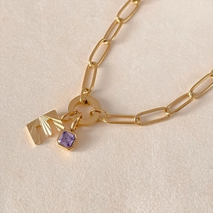 Elegante collana a catena in oro con iniziale E e ciondolo in cristallo viola lucido