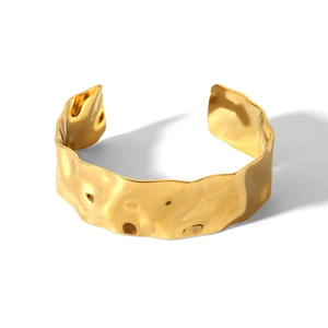 Bracciale rigido in acciaio inossidabile martellato oro 18K con bordi ondulati asimmetrici
