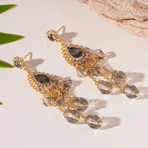 Boucles d'oreilles vintage dorées avec pampilles en cristal gris et décor chic